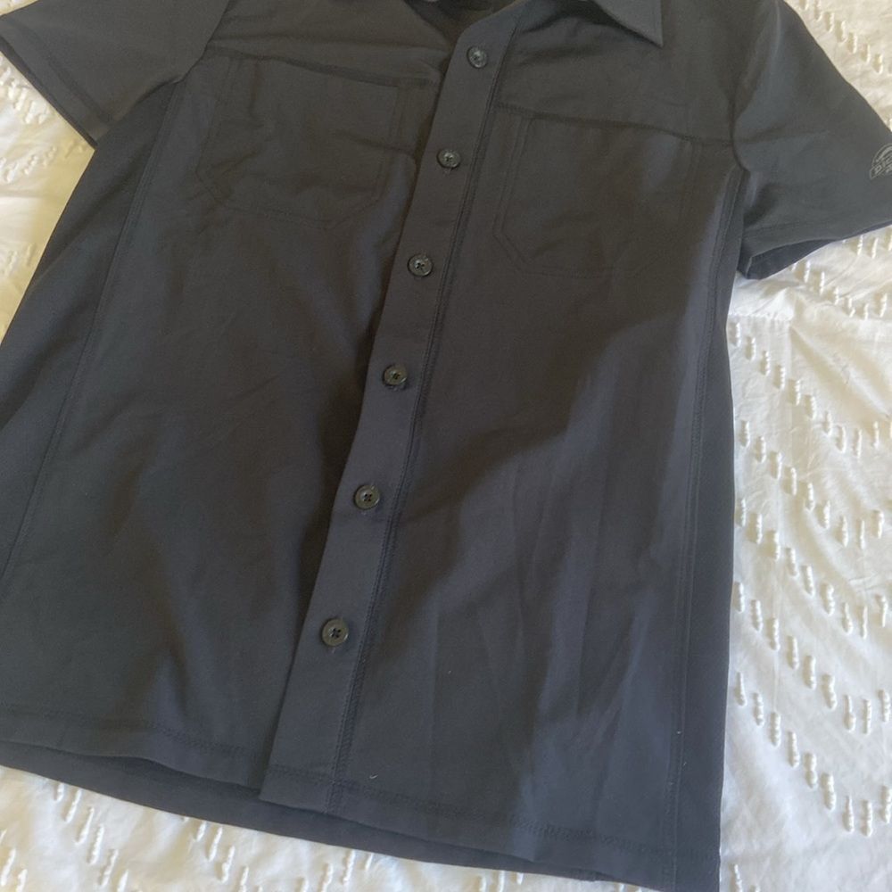 ✨5 for $15✨ Men’s Dickies scrub top - Picture 3 of 8
